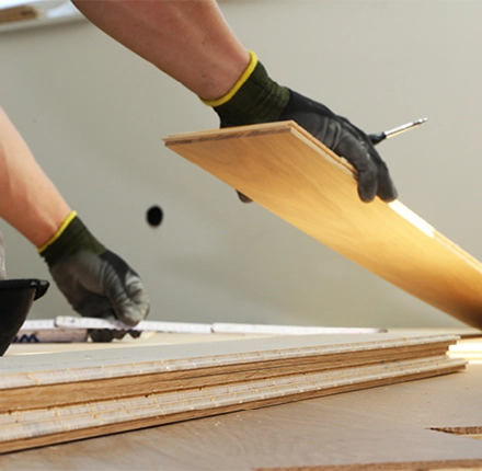 Handwerker verlegt Bodendielen