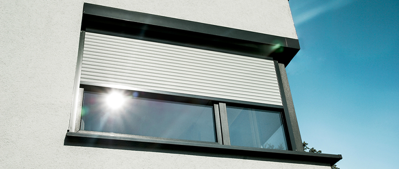 Fenster mit Außenjalousien