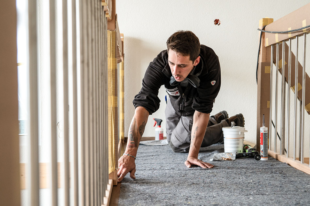 Ein Monteur von HolzMaxX setzt eine Silikonfuge – fachkundige Montage für Böden, Treppen, Türen, Tore & Fenster durch eigene Monteure